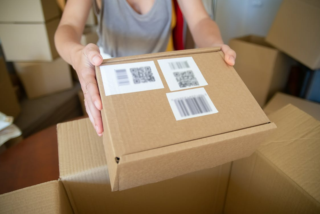 The Pros and Cons of International Parcel Delivery