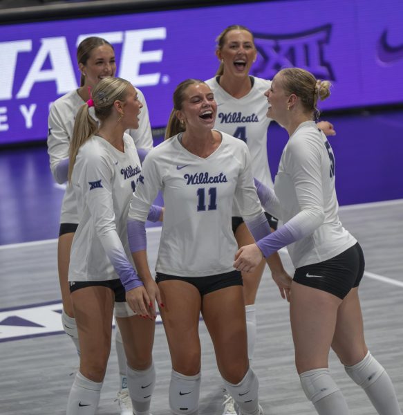 Navigation to Story: Scenes from Wildcats win over Sooners