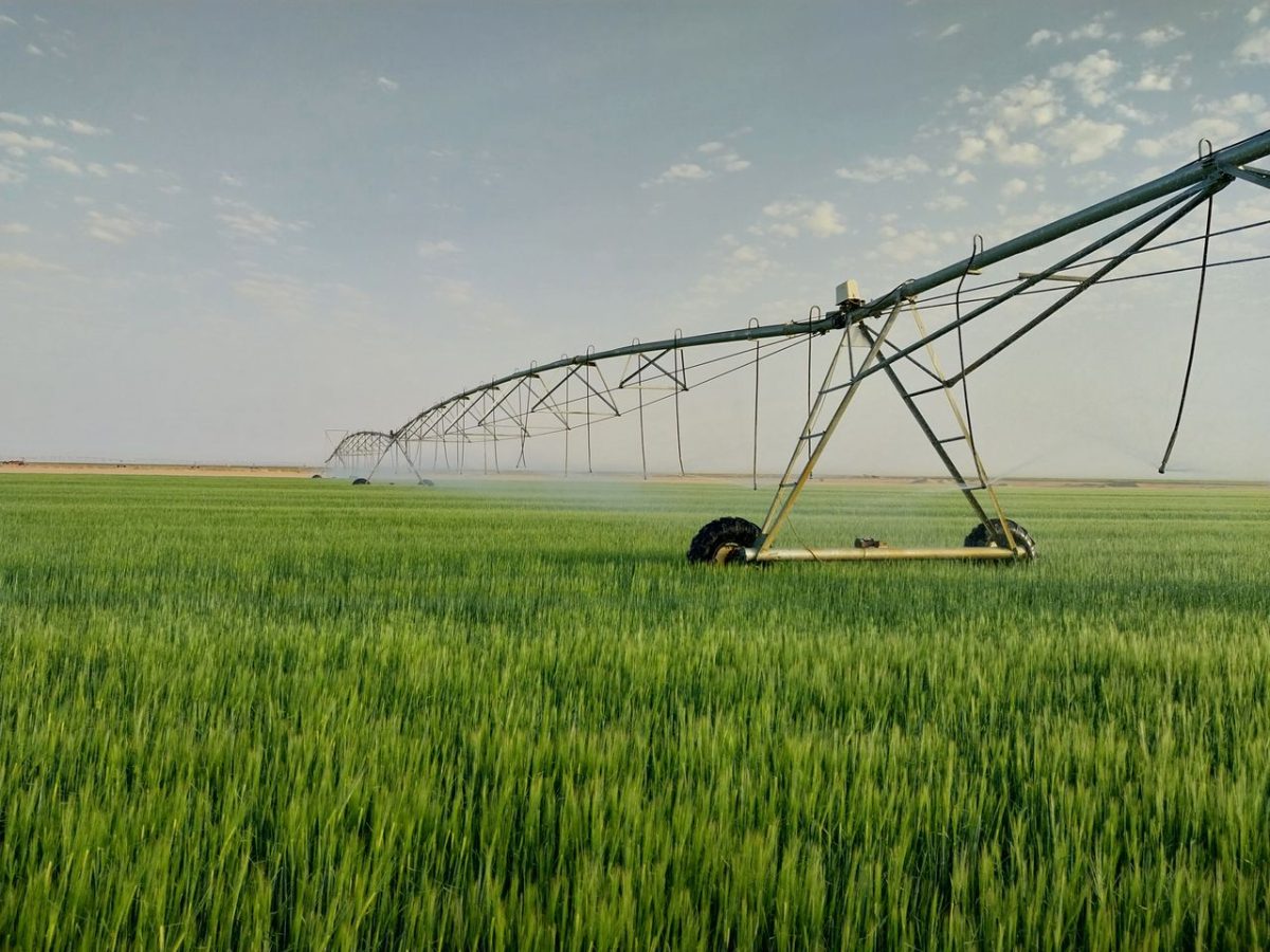 https://www.pexels.com/photo/sprinkler-machine-on-rural-field-21675714/