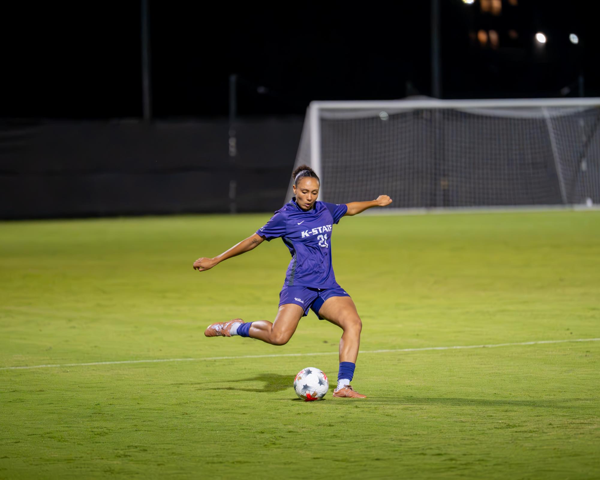 Defender Lailah Benz (21) launches a powerful strike downfield during a penalty sequence against the visiting Arizona Wildcats.