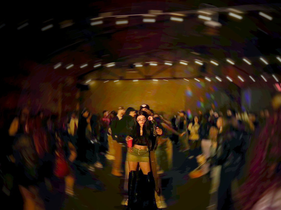Asistentes de Noche Latina en Tate’s on Moro bailando a la música en Oct.17. Desde El 2019, el evento semanal a presentado música Latina como el reggaetón, salsa, merengue, norteñas y más. / Attendees of Latin Night at Tates on Moro dance to music on Oct.17. Since 2019, the weekly event has featured Latin music like reggaeton, salsa, merengue, norteñas and more